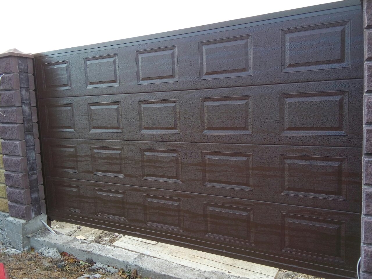 otkatnye-vorota-konsolnogo-tipa-zapolnenie-sendvich-panel-risunok-filenka-tsvet-korichnevyj-2-1